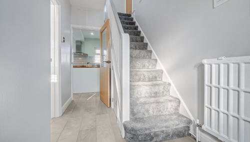 Stylishly decorated 3 bed house presented by Our Home Short Stays comfortable beds with crisp linen and plenty of outdoor space to enjoy - Foto 2