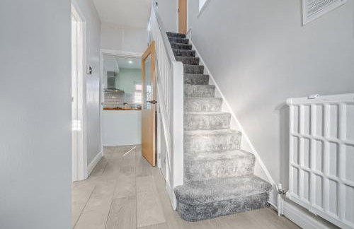 Stylishly decorated 3 bed house presented by Our Home Short Stays comfortable beds with crisp linen and plenty of outdoor space to enjoy - Foto 2