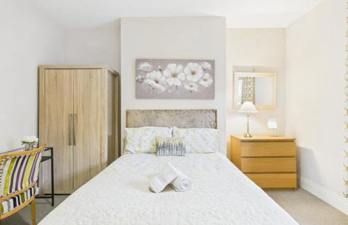 RestfullStays- 3 Bedroom, 4 Bed House FREE PARKING - Foto 16