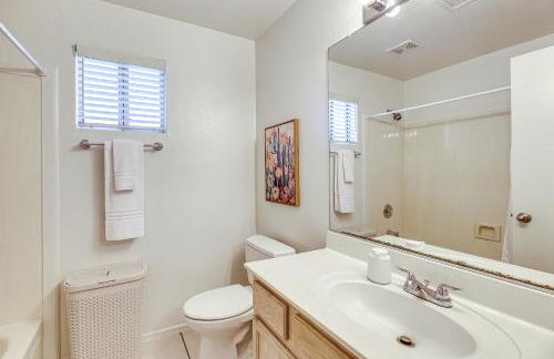 Swim with a View! Scenic Desert Retreat in Glendale - Foto 21