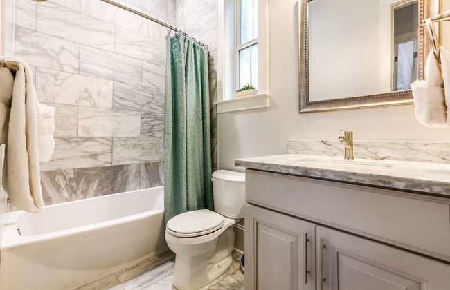 Spacious 5 BR Retreat with Pool - Near It All - Foto 27