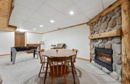 8BR 5BA Huge Dog Friendly Log Cabin near Wisconsin Dells and Lake sleeps 25plus - Foto 29