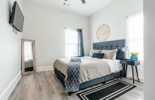 Renovated, Pet friendly, Yard, 2 Miles to Downtown - Photo 6