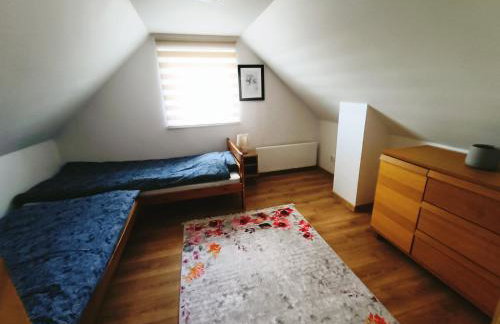 Siedlisko Dwa Żurawie - Uroczy domek nad stawem, z kominkiem, obok konie - Foto 10