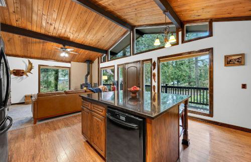 Chalet Seraphina - Cozy Pet Friendly Hot tub - Photo 17