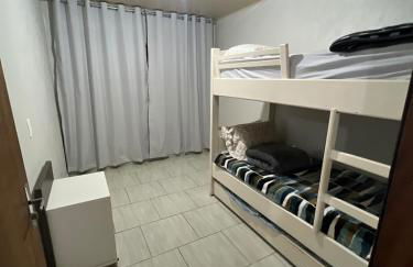 Casa inteira em terreno individual, pet friendly, vaga para 3 carros, wifi, home office - Foto 10