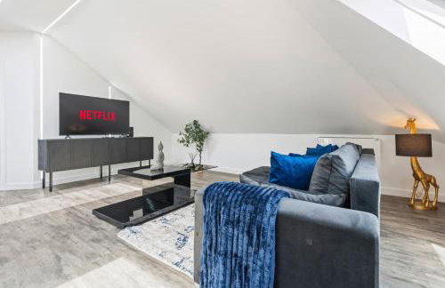 Stunning Penthouse-Style 2-Bed Uxbridge - Photo 1