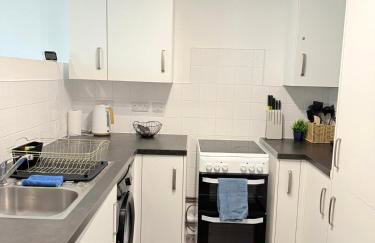 Modern 1-Bed Flat, Sleeps 4 - Photo 5