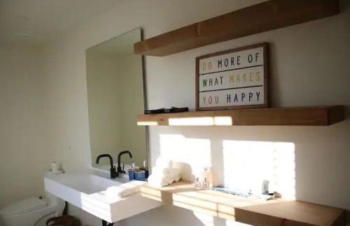 Serene Modern Home Backdoor with great WiFi, games, movies, patio seating and bbq Easy Access to North Joshua Tree National Park in 10 minutes - Foto 55