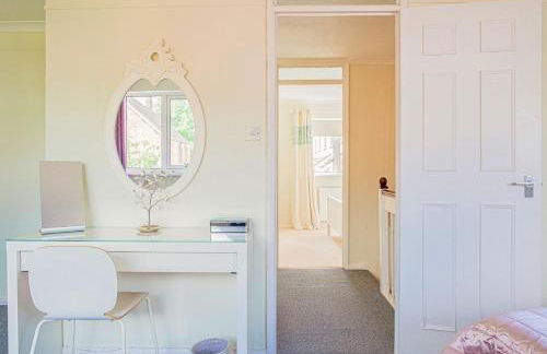 Central 2 Bed House w/ Garden and Free Parking! - Photo 42