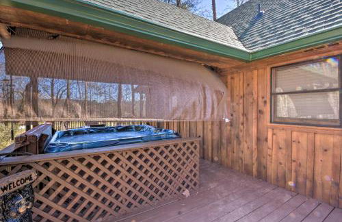 Helen Cabin with Deck and Hot Tub Less Than half Mi to Main St - Foto 24