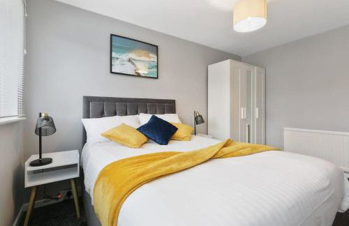 Superb 3 bed house, homely comforts close to supermarkets, with private parking on gated premise - Photo 36