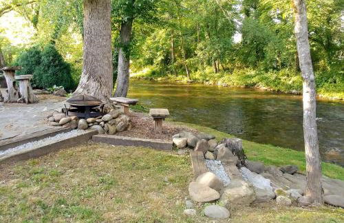 Water's Edge, Covered Porch, Deep Creek as your Backyard Haven, Hot Tub, Pool Table, Fire Pit, Close to Town & Entrance to National Park - Foto 37