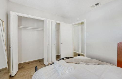 Modern City Getaway 2B - Sleeps 6 - Pool, Prkg - Foto 14