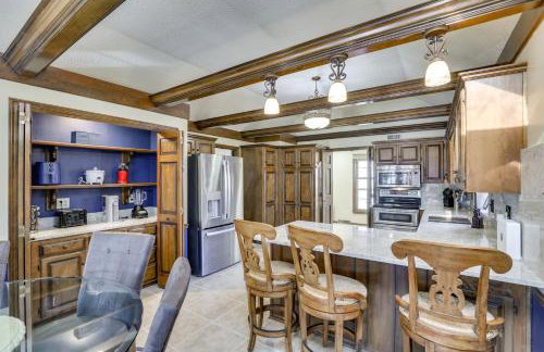 3,000-Sq-Ft Group Getaway with Pool Near Kansas City - Foto 5