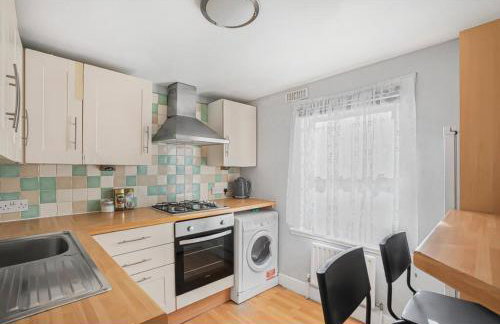 First floor 1 bed apartment with lounge and kitchen - Photo 2