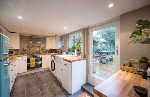 Hollyhocks, Tunstall - Foto 19