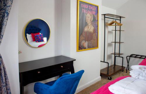 6 BR 3 Bath Spacious Tudor House & Free Parking - Foto 32