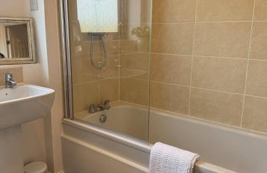 Uxbridge-Modern 2 bed Apt with Lift & Parking - Photo 6