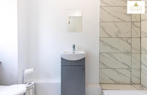 Contractors 3 Bed 2Bath House Free Off Street Parking for 2 Cars WiFi Stevenage Self Catering Sleeps 5 Guests By White Orchid Property Relocation - Foto 22