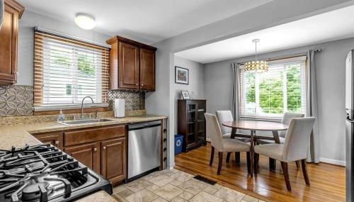 Gorgeous 2 Queen Bedroom Apartment in North Buffalo with 70 inch TV - Foto 3