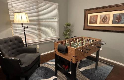 Lake Front Home, around 15 minutes drive to AT&T and Epic Water - Foto 10