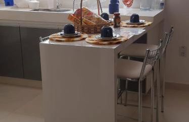 Privacidade para sua família e grupos em um só lugar-2 quartos- melhor custo-benefício, garagem, sala com cozinha integrada, aconchegante, ambiente moderno e funcional, wi-fi veloz gratuito, próximo ao Parque das Águas-Calçadão e tudo que a cidade oferece - Foto 7