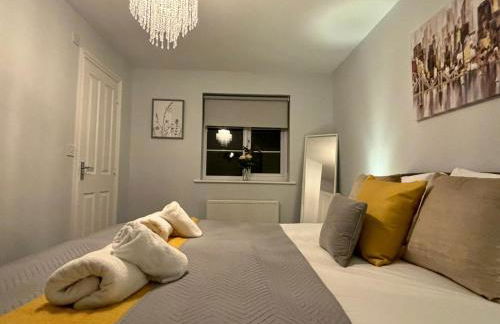 Eskdale Townhouse- Spacious 4BR ,Crawley, Free Wifi, Parking, fully equipped, contractor friendly, temporary relocations welcome, near Gatwick Airport - Foto 2