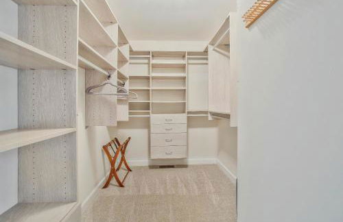 Gorgeous Creek Side Ranch-Style Estate With Dock - Foto 23