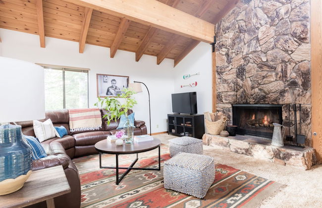 Wolfe by Avantstay 5mins Northstar w Hot Tub Fireplace 2 Private Decks - Photo 4