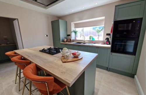 Stylish and Modern 7 Bedroom house near Brecon Beacons - Photo 25