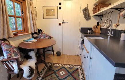Plank Bridge Shepherds Hut in Orchard - Peaceful Escape for Two - Foto 7