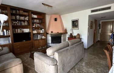 Amplio y Comodo Chalet en Zaragoza con pistas de tenis - Foto 3