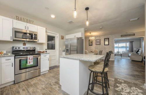 Hook, Line and Leisure Lakefront Gem with Porch! - Foto 13