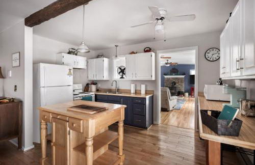 Dog-Friendly w Hot Tub, Fire Pit & River Access - Photo 9