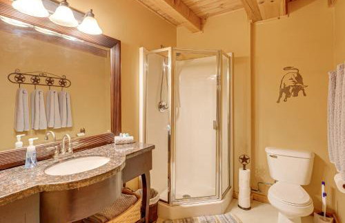 Fire Pit and Porch Warm and Woodsy Rothbury Escape! - Foto 17