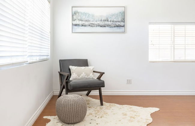 Charming Spacious Home - Modern Comforts, Prime Location - Photo 53