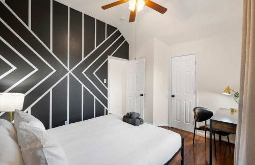 5BD Getaway w Pool Patio Firepit Mins to DT - Photo 26