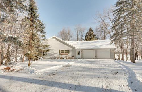 Lakefront Tomahawk Getaway with Deck and 2 Fireplaces! - Foto 32