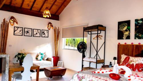 Chalé Canto do Galo 2 - Hidro da Jacuzzi, Lareira Ecológica, Cozinha Completa, Wi-Fi 80mbps, próximo a comércio local e relaxando ao som do riacho - Foto 3, locker