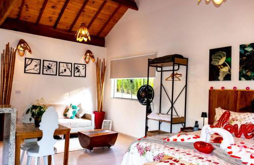 Chalé Canto do Galo 2 - Hidro da Jacuzzi, Lareira Ecológica, Cozinha Completa, Wi-Fi 80mbps, próximo a comércio local e relaxando ao som do riacho - Photo 3