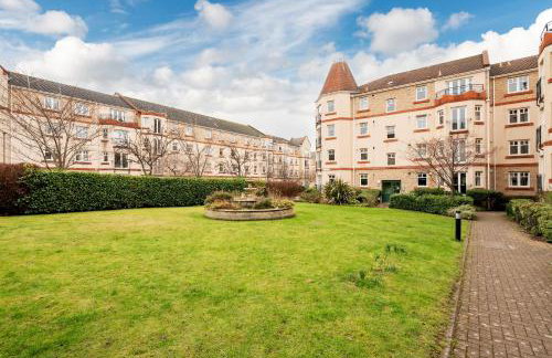 Stylish 2-Bed Flat with Balcony Near Haymarket - Pass the Keys - Foto 43