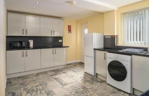 Spacious 4Bed Home, Sleeps 10, Pool Table, Parking, Perfect For Groups - Foto 6