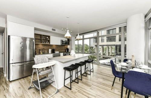 Posh 2BR Retreat Gym, Prkng and Scenic Rooftop - Photo 70