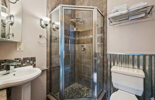 Rustic 5BR Escape with Private Hot Tub 25min to Park City - Foto 25