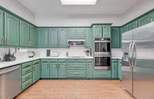 Boho Chic Home w Backyard Paradise - Pool + Grill - Foto 15