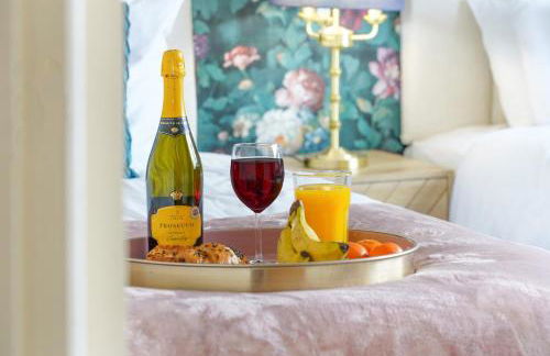 Stylish Canal Side Apartment - City Centre - Free Parking, Balcony, Smart TV, Fast Wifi by Yoko Property - Photo 9