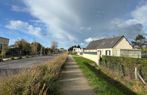 Les Voiles, maison bien équipée 10 p 2 sdb, 2 WC, spacieuse lumineuse avec jardin clos, garage, terrasse, parking privatif, à 950 m de la plage d'Asnelles et tous commerces, près de Bayeux et Arromanches, chiens bienvenus - Foto 47