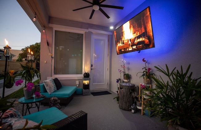 Brand New Modern Pet Friendly Zen Home W/ Private Home Theater & Hot Tub! 2 Bedroom Home by RedAwning - Photo 29