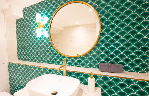 Hidden Retreat with Steam room, KING bed near tube - Foto 16